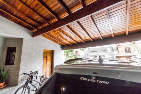 Casa de condomínio à venda com 300m², 4 quartos e 6 vagas Casa de condomínio à venda com 300m², 4 quartos e 6 vagasGaragem