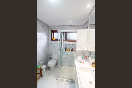 Casa de condomínio à venda com 300m², 4 quartos e 6 vagas Casa de condomínio à venda com 300m², 4 quartos e 6 vagasBanheiro da Suíte