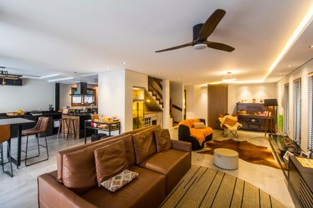 Casa de condomínio à venda com 300m², 4 quartos e 6 vagas Casa de condomínio à venda com 300m², 4 quartos e 6 vagasSala