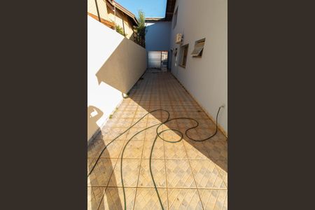 Casa para alugar com 245m², 4 quartos e 4 vagasÁREA EXTERNA CORREDOR LATERAL