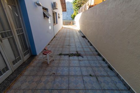 Casa para alugar com 245m², 4 quartos e 4 vagasÁREA EXTERNA CORREDOR LATERAL