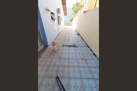 Casa para alugar com 245m², 4 quartos e 4 vagasÁREA EXTERNA CORREDOR LATERAL