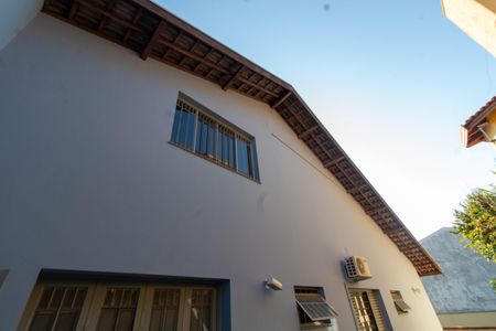 Casa para alugar com 245m², 4 quartos e 4 vagasÁREA EXTERNA CORREDOR LATERAL