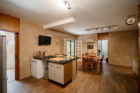 Casa à venda com 670m², 6 quartos e 6 vagasCozinha