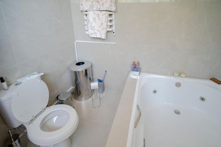 Casa à venda com 670m², 6 quartos e 6 vagasBanheiro suíte 1