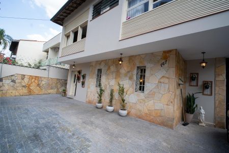Casa à venda com 670m², 6 quartos e 6 vagasFachada