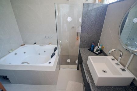 Casa à venda com 670m², 6 quartos e 6 vagasBanheiro suíte 1