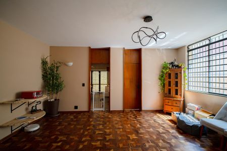 Casa à venda com 670m², 6 quartos e 6 vagasSala