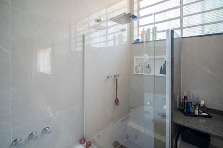 Casa à venda com 670m², 6 quartos e 6 vagasBanheiro suíte 1