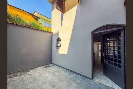 Casa para alugar com 200m², 3 quartos e 2 vagas Casa para alugar com 200m², 3 quartos e 2 vagasQuintal Fundos