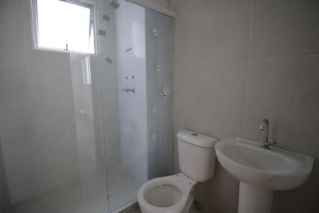 Banheiro de apartamento para alugar com 2 quartos, 47m² em Taquara, Rio de Janeiro