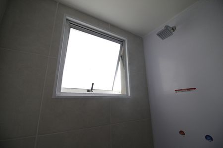 Banheiro de apartamento para alugar com 2 quartos, 47m² em Taquara, Rio de Janeiro