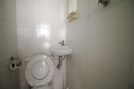 Casa de condomínio para alugar com 330m², 4 quartos e 1 vagaBanheiro do escritorio 