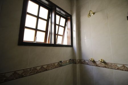 Casa de condomínio para alugar com 330m², 4 quartos e 1 vagaBanheiro da Suíte 1