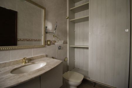 Casa de condomínio para alugar com 330m², 4 quartos e 1 vagaBanheiro da Suíte 1