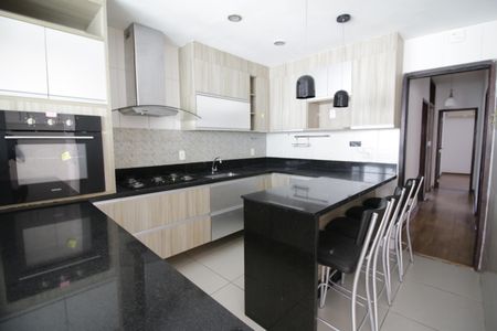 Casa de condomínio para alugar com 330m², 4 quartos e 1 vagaCozinha