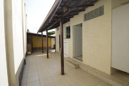 Casa de condomínio para alugar com 330m², 4 quartos e 1 vagaQuintal