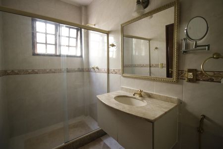 Casa de condomínio para alugar com 330m², 4 quartos e 1 vagaBanheiro da Suíte 1