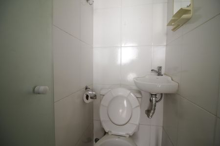 Casa de condomínio para alugar com 330m², 4 quartos e 1 vagaBanheiro do escritorio 