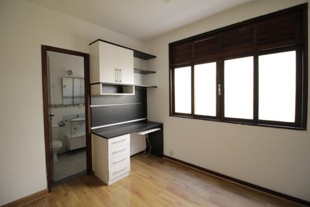 Casa de condomínio para alugar com 330m², 4 quartos e 1 vaga Suíte 3