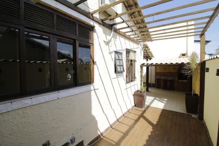 Casa de condomínio para alugar com 330m², 4 quartos e 1 vagaQuintal