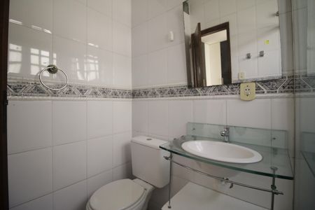 Casa de condomínio para alugar com 330m², 4 quartos e 1 vagaBanheiro da Suíte 3