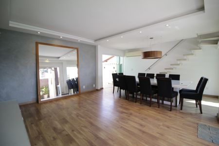 Casa de condomínio para alugar com 330m², 4 quartos e 1 vagaSala