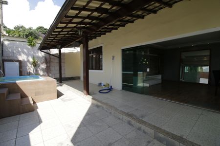 Casa de condomínio para alugar com 330m², 4 quartos e 1 vagaQuintal