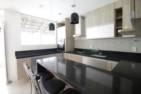 Casa de condomínio para alugar com 330m², 4 quartos e 1 vagaCozinha