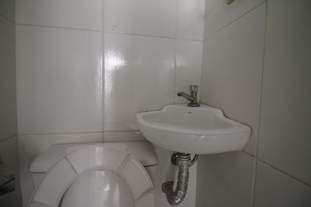 Casa de condomínio para alugar com 330m², 4 quartos e 1 vagaBanheiro do escritorio 