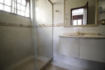 Casa de condomínio para alugar com 330m², 4 quartos e 1 vagaBanheiro da Suíte 1