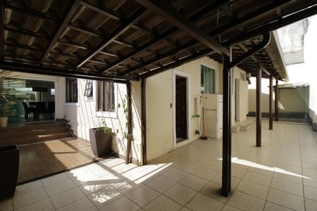 Casa de condomínio para alugar com 330m², 4 quartos e 1 vagaQuintal