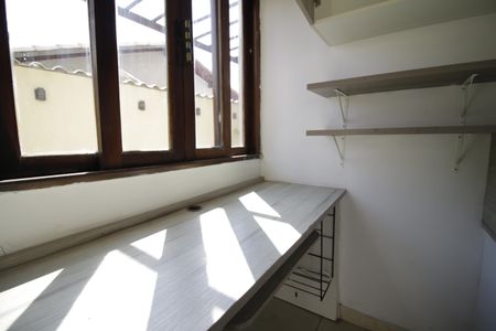 Casa de condomínio para alugar com 330m², 4 quartos e 1 vagaEscritório