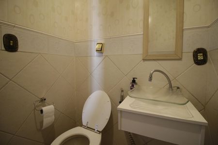 Casa de condomínio para alugar com 330m², 4 quartos e 1 vagaBanheiro Social