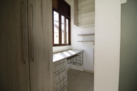 Casa de condomínio para alugar com 330m², 4 quartos e 1 vagaEscritório