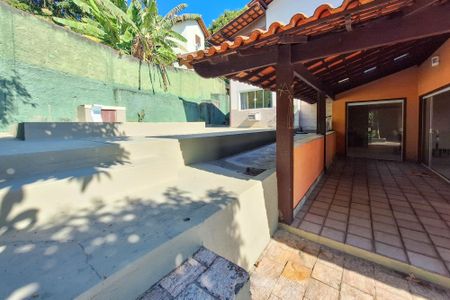 Casa de condomínio para alugar com 590m², 4 quartos e 2 vagasQuintal