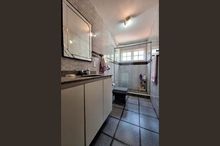 Casa de condomínio para alugar com 590m², 4 quartos e 2 vagasBanheiro da Suíte 1