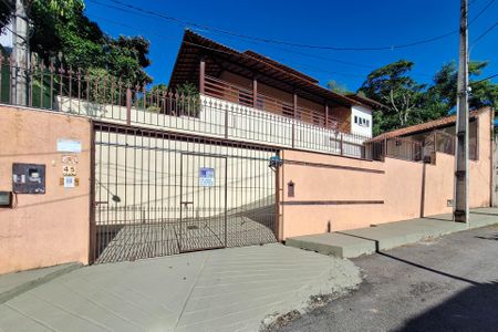 Casa de condomínio para alugar com 590m², 4 quartos e 2 vagasFachada