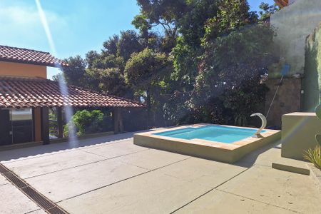 Casa de condomínio para alugar com 590m², 4 quartos e 2 vagasQuintal