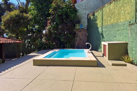 Casa de condomínio para alugar com 590m², 4 quartos e 2 vagasQuintal