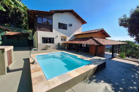 Casa de condomínio para alugar com 590m², 4 quartos e 2 vagasQuintal