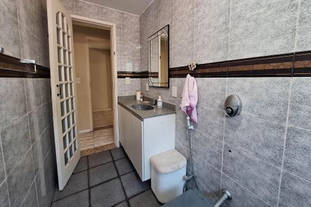 Casa de condomínio para alugar com 590m², 4 quartos e 2 vagasBanheiro da Suíte 1