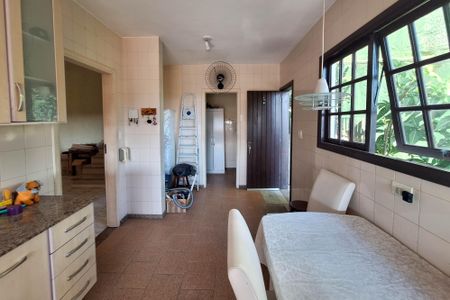 Casa de condomínio para alugar com 590m², 4 quartos e 2 vagasCozinha