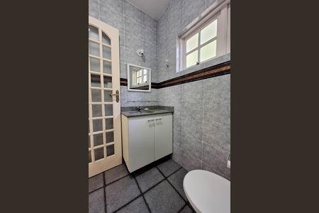 Casa de condomínio para alugar com 590m², 4 quartos e 2 vagasBanheiro da Suíte 2