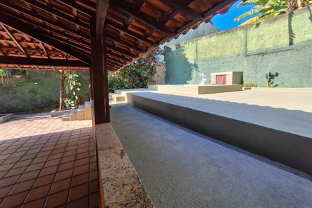 Casa de condomínio para alugar com 590m², 4 quartos e 2 vagasQuintal