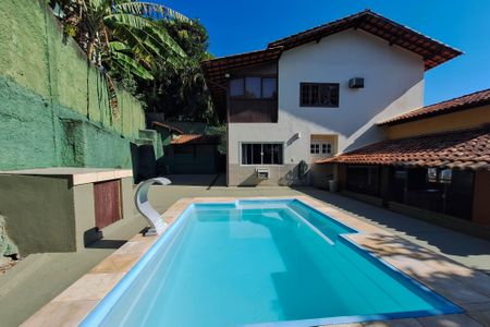 Casa de condomínio para alugar com 590m², 4 quartos e 2 vagasQuintal