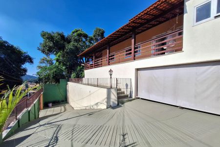 Casa de condomínio para alugar com 590m², 4 quartos e 2 vagasQuintal