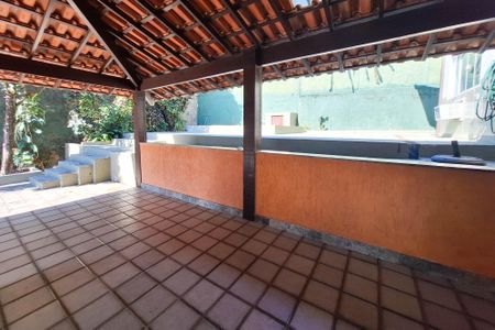 Casa de condomínio para alugar com 590m², 4 quartos e 2 vagasQuintal