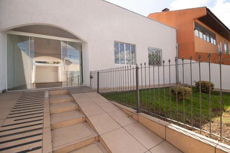 Casa para alugar com 150m², 5 quartos e 4 vagas Casa para alugar com 150m², 5 quartos e 4 vagasFachada