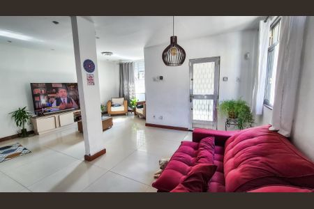 Casa à venda com 226m², 4 quartos e 2 vagassala